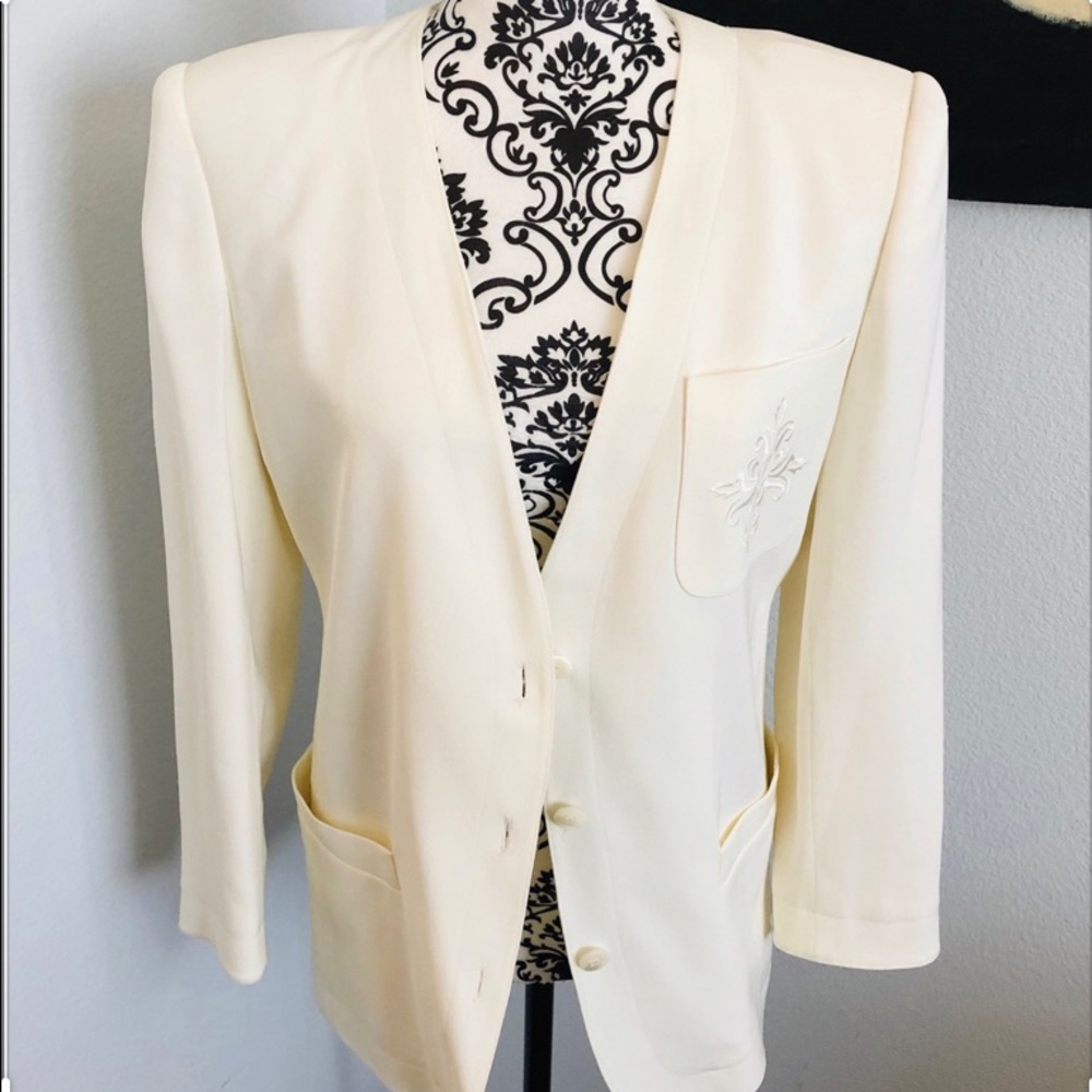 White button blazers buttons on diamonds